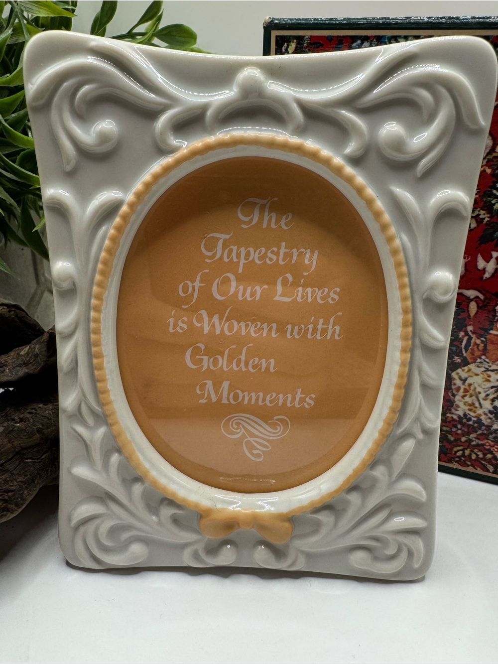 Avon Tapestry Collection porcelain picture frame in original box, NOS circa 1981 - Picture 3 of 6